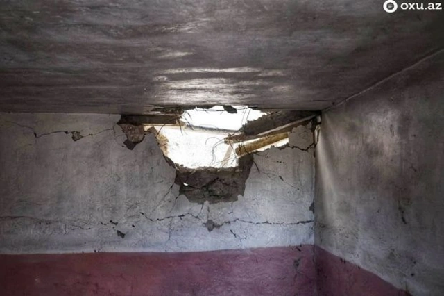Oxu.Az с фронта: Выпущенный по селу Дондар Гушчу армянами снаряд повредил дом, но не разорвался - ФОТО